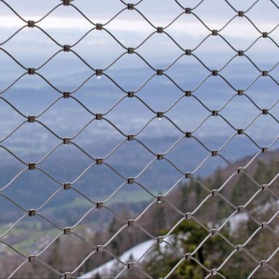 شبكة حبل من الفولاذ المقاوم للصدأ مرنة بشكل ماسي مقاومة للأشعة فوق البنفسجية وضمان لمدة 10 سنوات لسياج السلامة