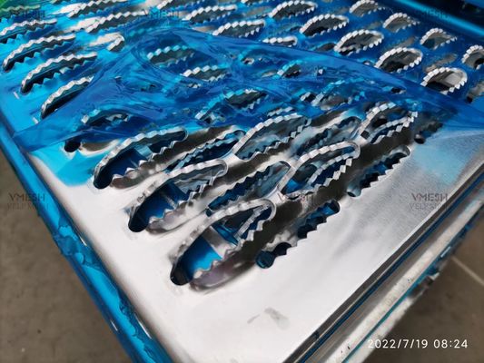 ممر مشي شبك أمان من الألومنيوم 1060 بفتحات ماسية 12G 14G
