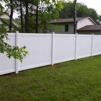 الحاجز الخارجي المقاوم للنار البلاستيكي الأبيض الفينيل PVC سد الخصوصية للحديقة الخلفية الزخرفية