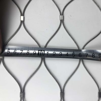 حبل كابل 2 مم شبكة حبل من الفولاذ المقاوم للصدأ بفتحة 50 × 50 مم لسياج حديقة الحيوان مع امتصاص الصدمات بدون حواف حادة ومقاوم للحريق