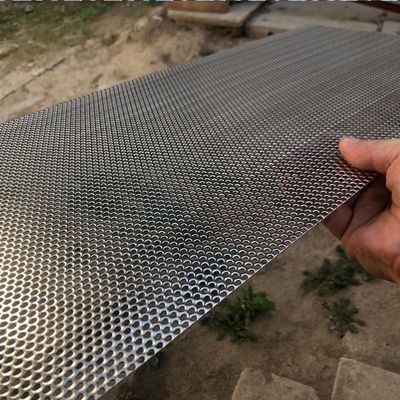 طلاء PVDF معماري مربع ألومنيوم ألواح مثقوبة الزخرفية الصفحة المعدنية مثقوبة