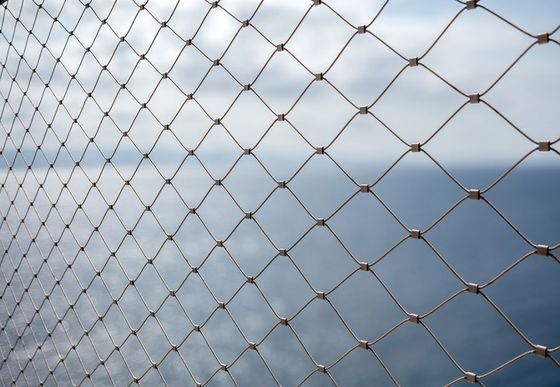 شبكة أسلاك حبل من الفولاذ المقاوم للصدأ الناعم بزاوية فتح شبكية 60 درجة وتشطيب مجلفن مصقول لحماية المباني