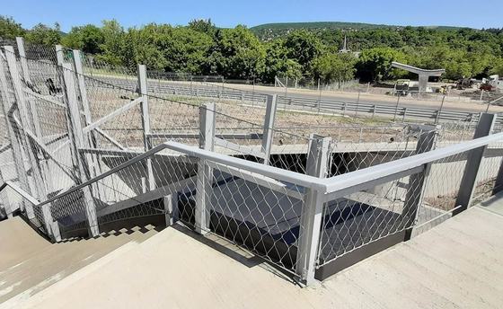 شبكة أسلاك حبل من الفولاذ المقاوم للصدأ الناعم بزاوية فتح شبكية 60 درجة وتشطيب مجلفن مصقول لحماية المباني