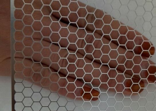 تصميم مخصص من الفولاذ المقاوم للصدأ حفرة مستديرة حفرة هكساجونال ورقة مثقوبة لصندوق السماعات