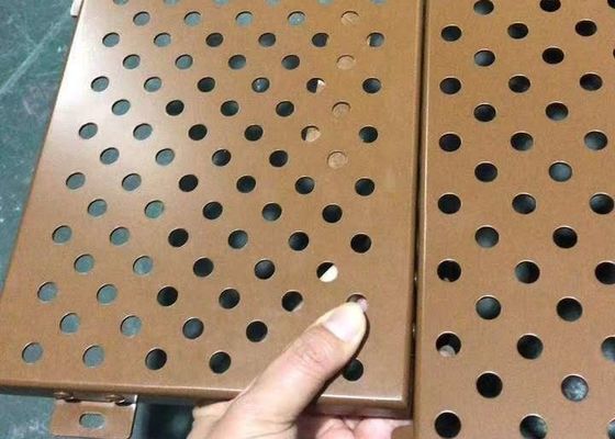 بلاط سقف كهربائي مجلفن مثقوب 2x2 مطلي بـ PVDF