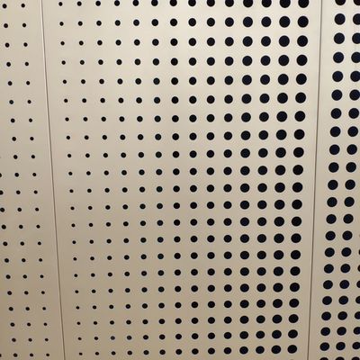 صفائح معدنية مثقبة من الفولاذ الكربوني المجلفن 1000 × 2000 مم بفتحات دائرية