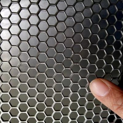 تصميم مخصص من الفولاذ المقاوم للصدأ حفرة مستديرة حفرة هكساجونال ورقة مثقوبة لصندوق السماعات