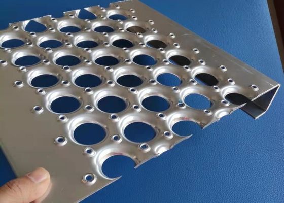 شبكة مقاومة للانزلاق على السطح من طراز Perf O Grip بشبكة أمان بطول 0.5 م 0.55 م 0.6 م