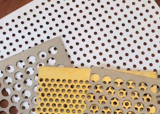 بلاط السقف المثقوب الكهربائي 2x2 PVDF طلاء بأكسيد الألومنيوم